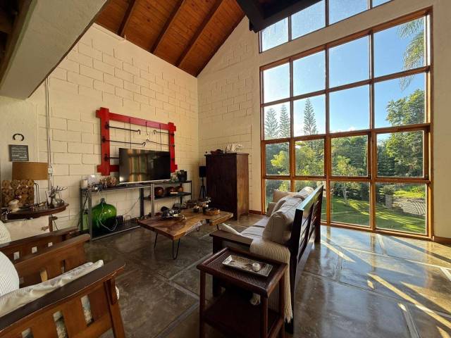 ¡No deje pasar esta oportunidad de conocer esta espectacular casa con 3 habitaciones, que le ofrece todo lo que necesita para vivir en armonía con su entorno, sin perder de vista su bienestar!¡Disfruta de la naturaleza sin renunciar a la comodidad! Esta es su oportunidad de adquirir un segundo hogar en Jarabacoa, donde la tranquilidad y el aire fresco de la montaña se combinan con las facilidades de la vida urbana. 
 | Bienes Raices Republica Dominicana 