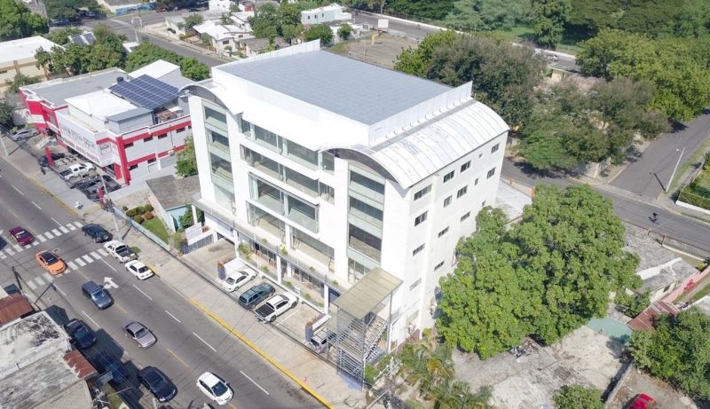 Se alquilan locales en zona de alto flujo comercial con parqueos soterrados. | Bienes Raices Republica Dominicana 