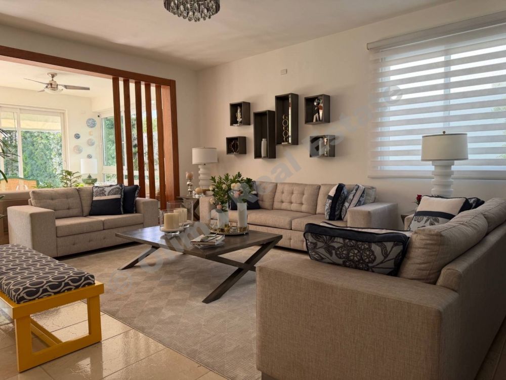 Casa en residencial cerrado y zona exclusiva con piscina | Bienes Raices Republica Dominicana 