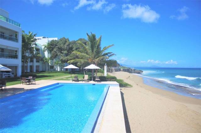 En Sosua tenemos para entrega inmediata apartamento amueblado, en primera linea de playa, con la mejor vista de la costa norte, 154 m2 de pura vida y armonía frente al mar, con todas la amenidades de recreo que necesitas | Bienes Raices Republica Dominicana 