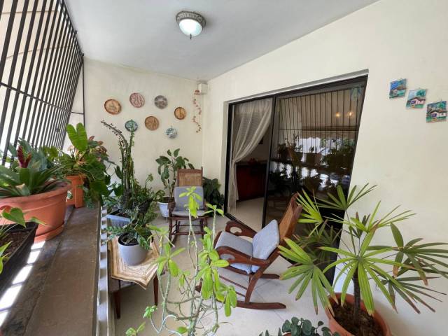 Este apartamento clásico de 185 m² se destaca por sus espacios amplios y bien distribuidos, con 3 habitaciones que ofrecen el confort y la privacidad que toda familia necesita. Su diseño combina funcionalidad y elegancia en una de las zonas más valoradas de Santo Domingo: Evaristo Morales.
 | Bienes Raices Republica Dominicana 
