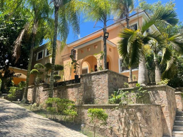 Located in a prime area of Arroyo Manzano, less than 5 minutes from the U.S. Embassy, this charming two-story home offers spacious living spaces, ideal for large families. Located within a gated community with controlled access, it combines security, privacy, and comfort in an elegant setting. | Real Estate in Dominican Republic