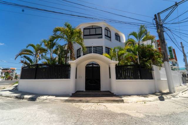 Are you looking for an opportunity home in Santo Domingo Este below appraisal?
 Large recently remodeled house, large patio, terrace on the third level, security system and excellent location, up-to-date title, financing available with the financial institution of your choice.! | Real Estate in Dominican Republic