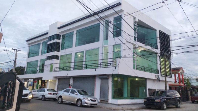 Se alquilan locales comerciales en edificio de tres niveles ubicado en Vistas del Cerro. | Bienes Raices Republica Dominicana 