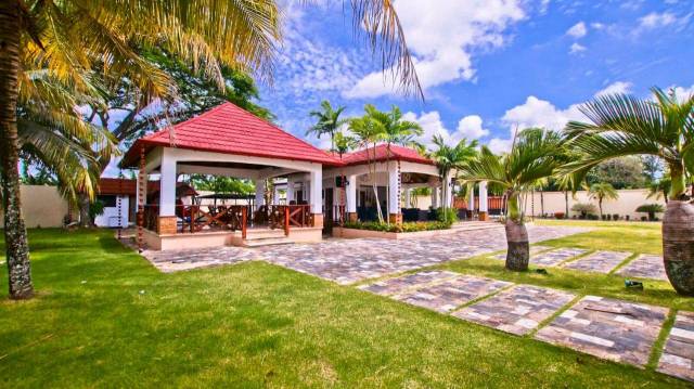 Por motivo de viaje , quiero venderte esta gigantesca propiedad , ideal para casa de campo para disfrute de una vida placentera sin salir de la ciudad . | Bienes Raices Republica Dominicana 