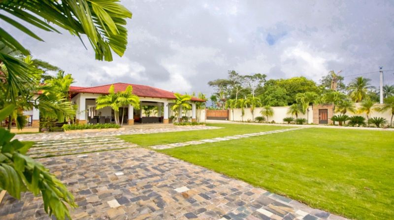 Por motivo de viaje , quiero venderte esta gigantesca propiedad , ideal para casa de campo para disfrute de una vida placentera sin salir de la ciudad . | Bienes Raices Republica Dominicana 