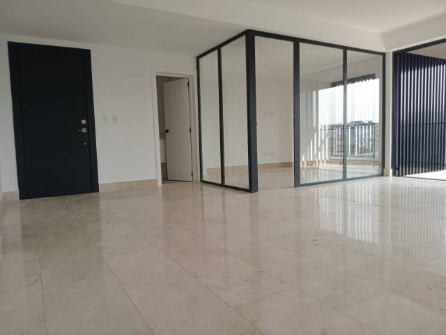 Vive en una de las zonas más exclusivas de Santo Domingo. Este amplio apartamento de *199.69 m²* combina comodidad, excelente distribución y una ubicación privilegiada, a menos de 5 minutos caminando del Mirador Sur, supermercados, restaurantes y farmacias. Ideal para quienes buscan calidad de vida y conveniencia.
 | Bienes Raices Republica Dominicana 