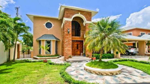 Casa lujosa  con excelente precio y ubicación, en los cerros de gurabo | Bienes Raices Republica Dominicana 