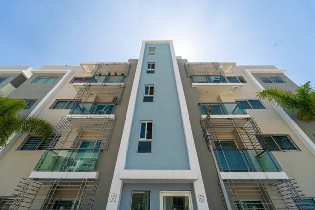 Apartamento en 4to nivel con 50 m2 de azotea de uso exclusivo, proyecto con seguridad, piscina y ginmacio y con excele ubicacion  | Bienes Raices Republica Dominicana 