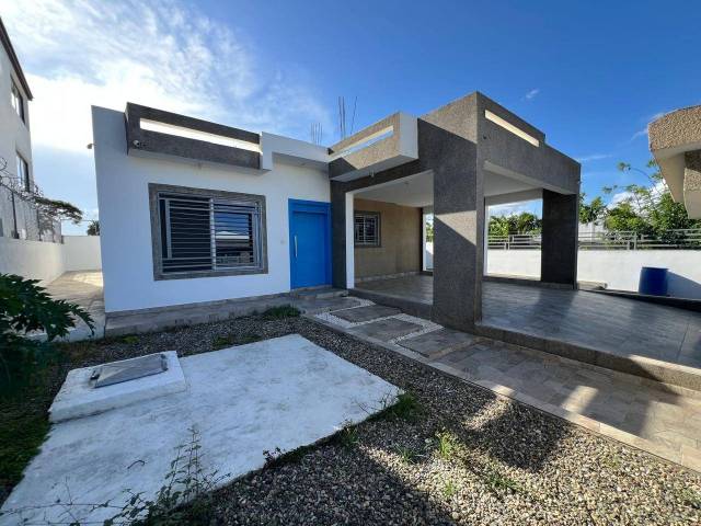 Casa en Venta y alquiler, ubicada a tan solo 5 minutos de Aeropuerto Cibao. | Bienes Raices Republica Dominicana 