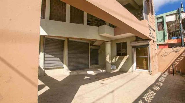 SE VENDE edificio comercial en zona de alto tráfico peatonal y vehicular de Santiago. Tiene las siguientes características:

- Tiene un total de 465.75 m2 de construcción
- El solar es de 221.74 m2
- La edificación cuenta con 3 niveles con entradas independientes
- Cada nivel tiene 155.25 m2 de construcción 
- Cuenta con 4 parqueos propios
- Cisterna
- Cerramiento metálico con portón frontal
- Cuenta con 2 vallas publicitarias grandes en la azotea | Bienes Raices Republica Dominicana 