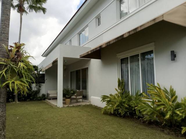 Elegante y exclusiva casa finamente amueblada en el prestigioso residencial cerrado Cuesta Hermosa II. Diseñada para ofrecer lujo, amplitud, privacidad y seguridad 24/7, cuenta con jardín privado, espacios generosos e iluminados y acabados de alto nivel. Ideal para vivir con confort y tranquilidad en una de las zonas más premium de Santo Domingo.
| Bienes Raices Republica Dominicana Elegante y exclusiva casa finamente amueblada en el prestigioso residencial cerrado Cuesta Hermosa II. Diseñada para ofrecer lujo, amplitud, privacidad y seguridad 24/7, cuenta con jardín privado, espacios generosos e iluminados y acabados de alto nivel. Ideal para vivir con confort y tranquilidad en una de las zonas más premium de Santo Domingo.
| Bienes Raices Republica Dominicana