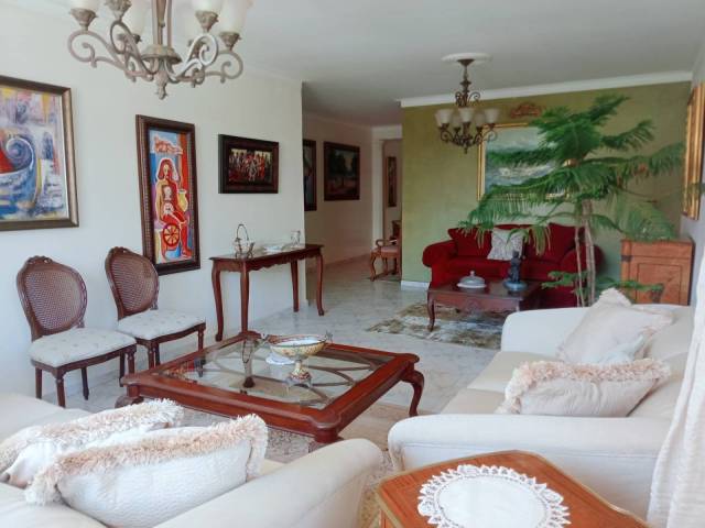 Amplio y elegante apartamento clásico de 195 m2 de construction, ubicación central y premium, con 3 habitaciones, excelentes terminaciones y una Terraza privada de 187.29 m² con gazebo. Una propiedad con espacios generosos, muy bien mantenida y con el atractivo de contar con un quinto nivel privado. Incluye 2 parqueos. | Bienes Raices Republica Dominicana 