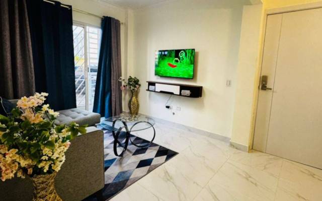 Un apartamento ideal para quienes buscan comodidad, tranquilidad y un entorno familiar, perfecto también para retirarse, en San Isidro, Santo Domingo Este. Ubicado en primer nivel, cuenta con 3 habitaciones, espacios bien distribuidos, excelente ventilación y la opción de entregarse amueblado, ideal para vivir con calma y confort. | Bienes Raices Republica Dominicana 