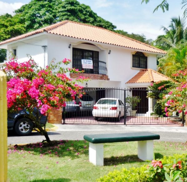 Vivienda con Bellas Áreas Verdes y Piscina en el Exclusivo Arroyo Hondo | Bienes Raices Republica Dominicana 